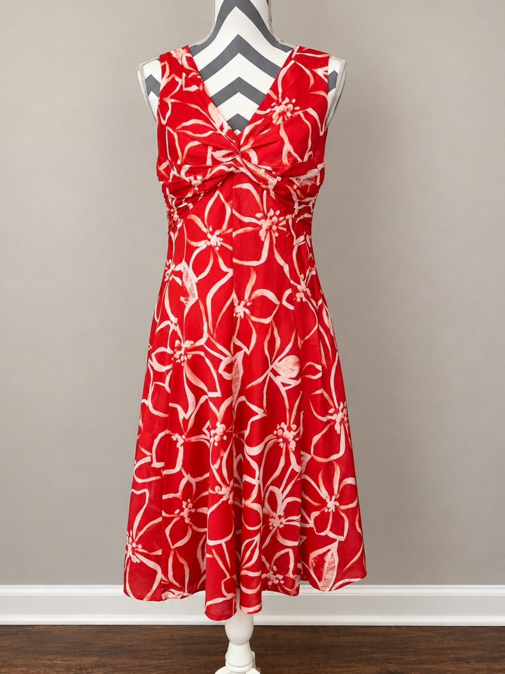 Jones New York 6P Fit & Flare Dress Red Floral V-Neck Sleeveless Dress